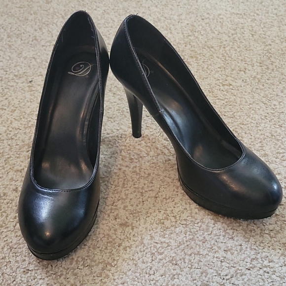 Black Heels - Picture 1 of 2